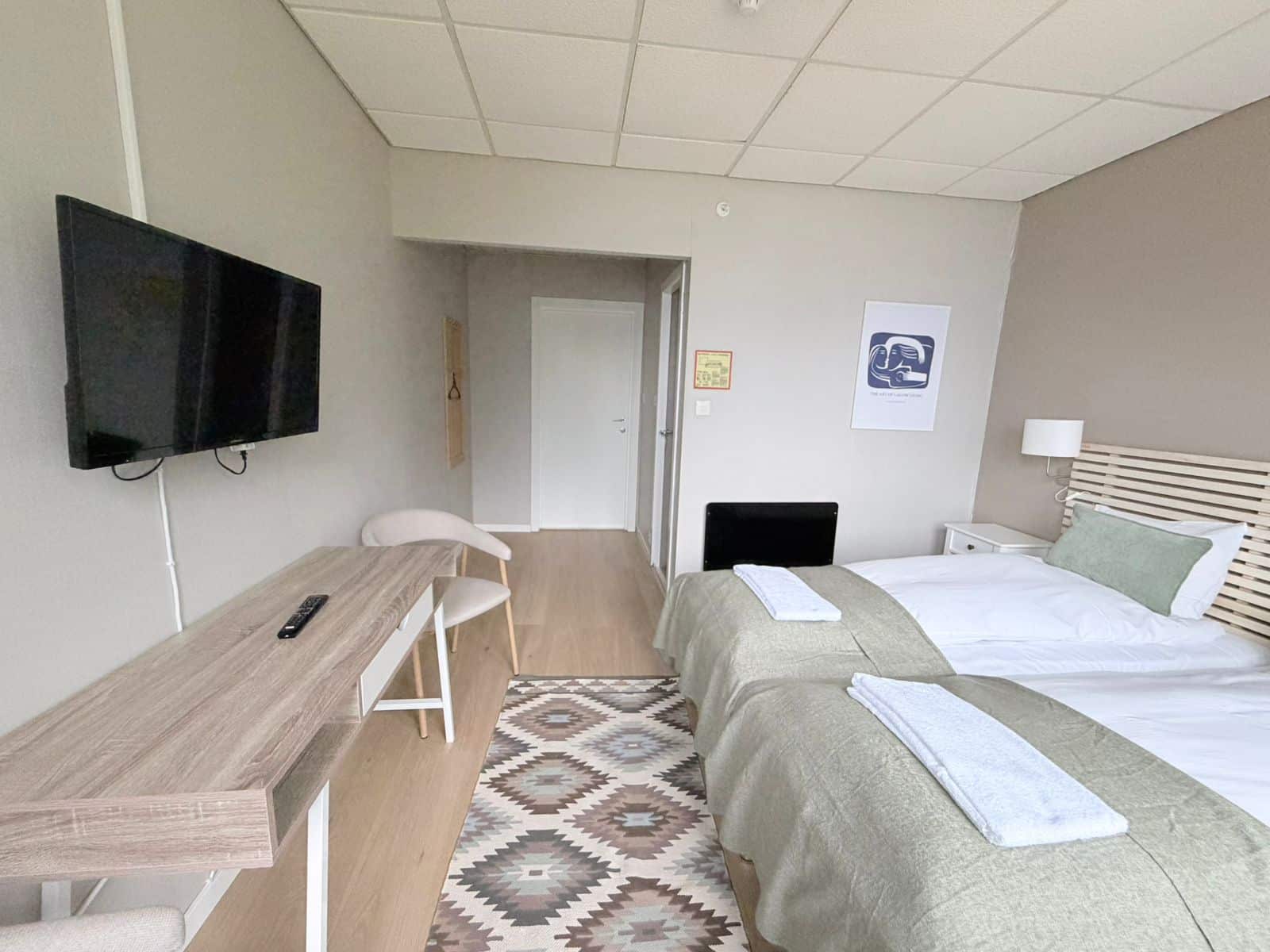 Double / twin room with a desk and TV